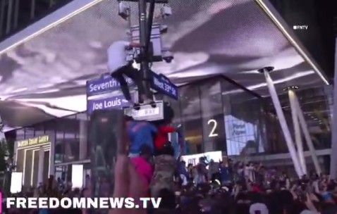 DG视讯官网平台😂部分尼克斯游街球迷因攀爬电线杆被捕 有人高举布伦森画像