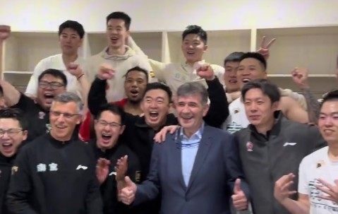 DB真人旗舰11个赛季首次打进季后赛！同曦晒更衣室大合照：这一刻等了太久