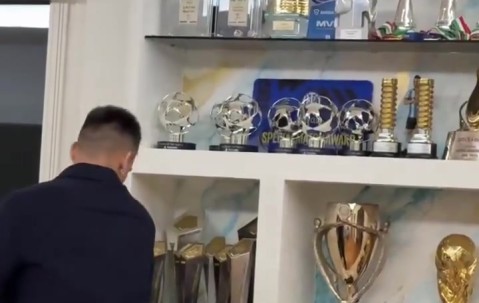 DB官网在线登录入口荣誉墙该扩了🤪妻子晒视频：劳塔罗回家把奖杯比赛用球摆放好