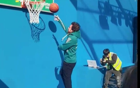 DB视讯官方登录入口F1车手阿隆索与翟晓川互动，还收到一幅“来头很大”的题字