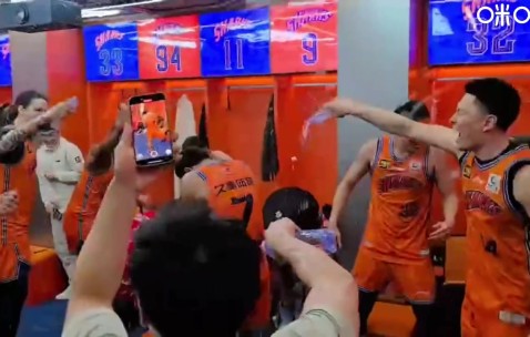 DB官网在线登录入口比夺冠还开心🥳上海全队在更衣室激情庆祝！往哈维头上疯狂浇水