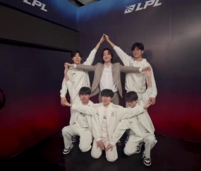 DB视讯官网抽象造型再现江湖！iG应援分享庆祝胜利现场视频：来点会动的合照