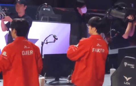 DB真人旗舰这就是冠军中野的配合！现场网友拍到Faker和Oner的“神同步”👍