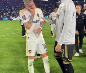 DB视讯百家乐聊啥呢?罗伊斯、吉鲁洛杉矶德比赛后热聊,前者梅开二度