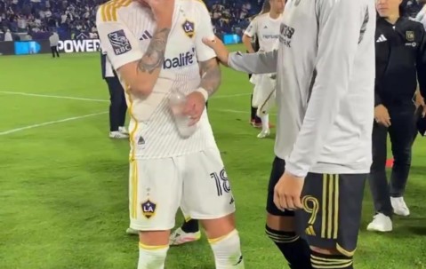 DB视讯百家乐聊啥呢？罗伊斯、吉鲁洛杉矶德比赛后热聊，前者梅开二度