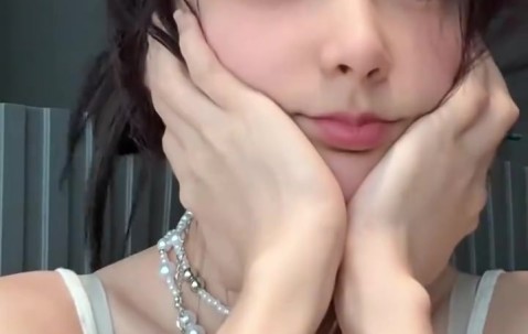 DB视讯官方登录入口LPL美女解说Rita分享视频：下午好~