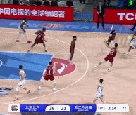 DB视讯百家乐冲击力十足！小巴里-布朗直杀篮下 对抗防守左手高抛打成2+1