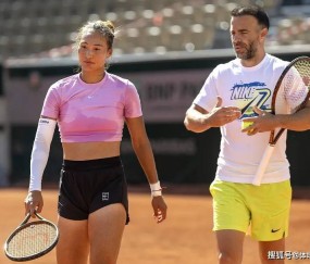 2人晋级3人出局！中国金花2连胜，郑钦文太狠了：一天一练都晒黑了