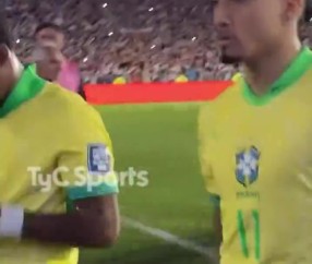 DB视讯百家乐遭阿根廷双杀!赛后拉菲尼亚一言不发离开球场🙁