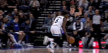 DG视讯官网平台狼王出击!爱德华兹第三节独得16分4助 三节打完砍27分6板10助3帽