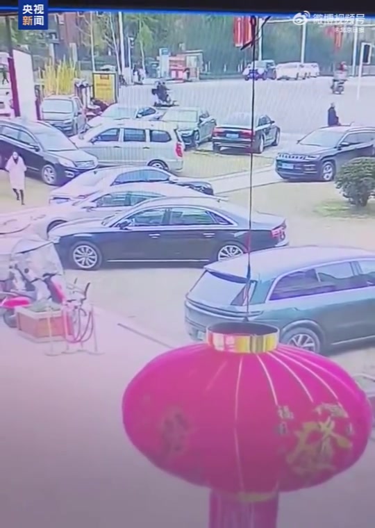 DB视讯官方登录入口还不如在家玩游戏！熊孩子玩炮引爆沼气 车辆直接起飞8车受损