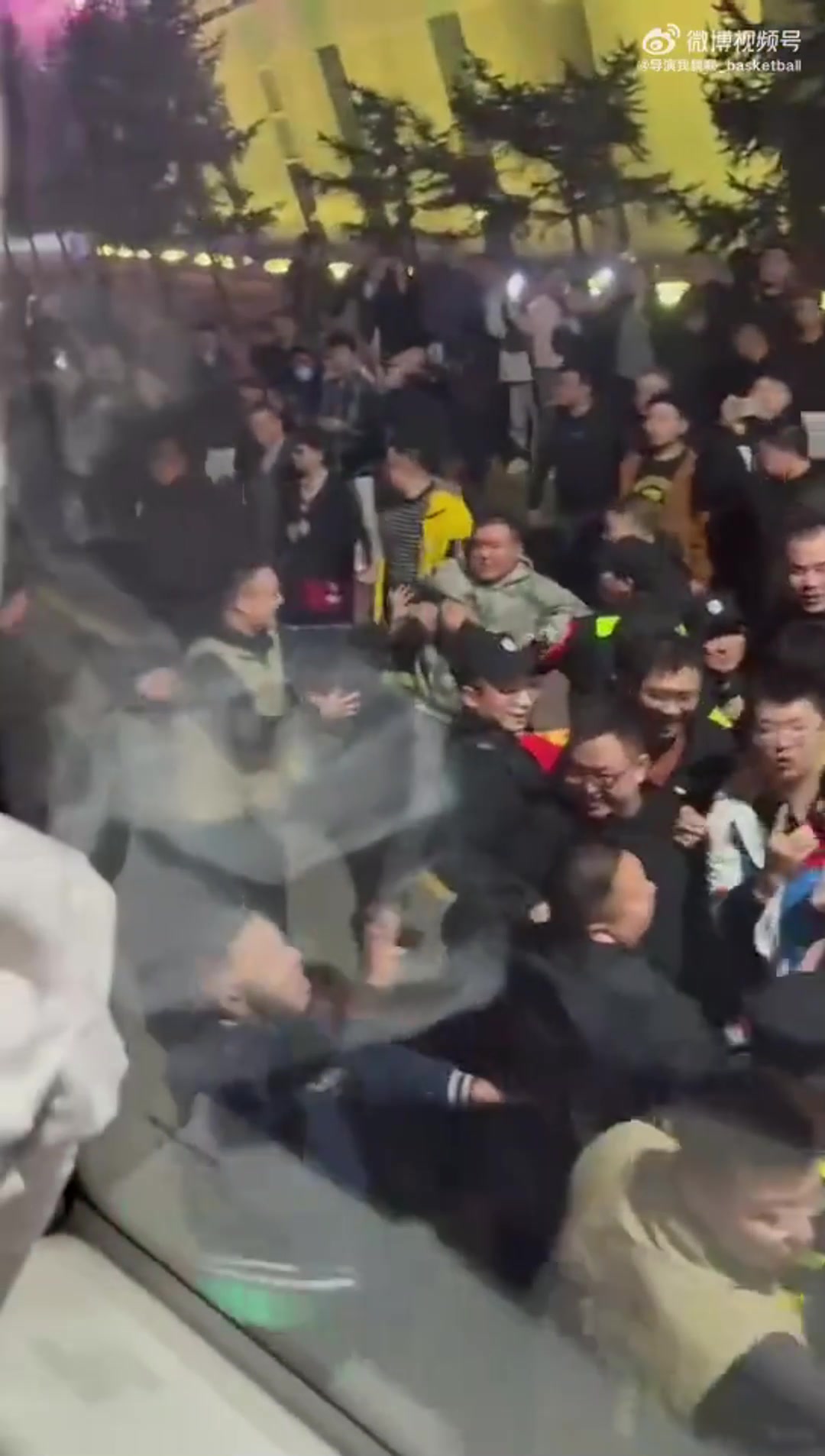 DB官网在线登录入口梁子结下了💢山西球迷赛后围堵广厦大巴🤬谩骂声此起彼伏