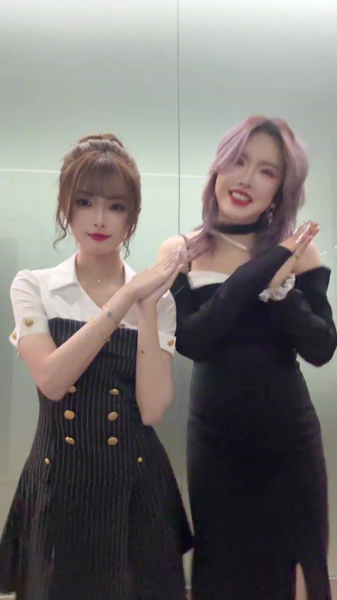 DB真人旗舰LPL主持泱泱分享与白杨合拍视频：爱出发！瓦区撸区一起发出发