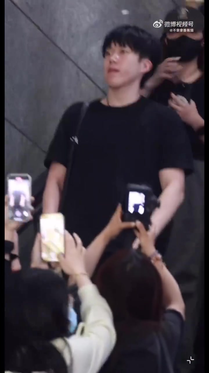 DB视讯官方登录入口太疯狂🤯王楚钦孙颖莎抵达成都机场，被代拍者疯狂围堵怼脸拍照