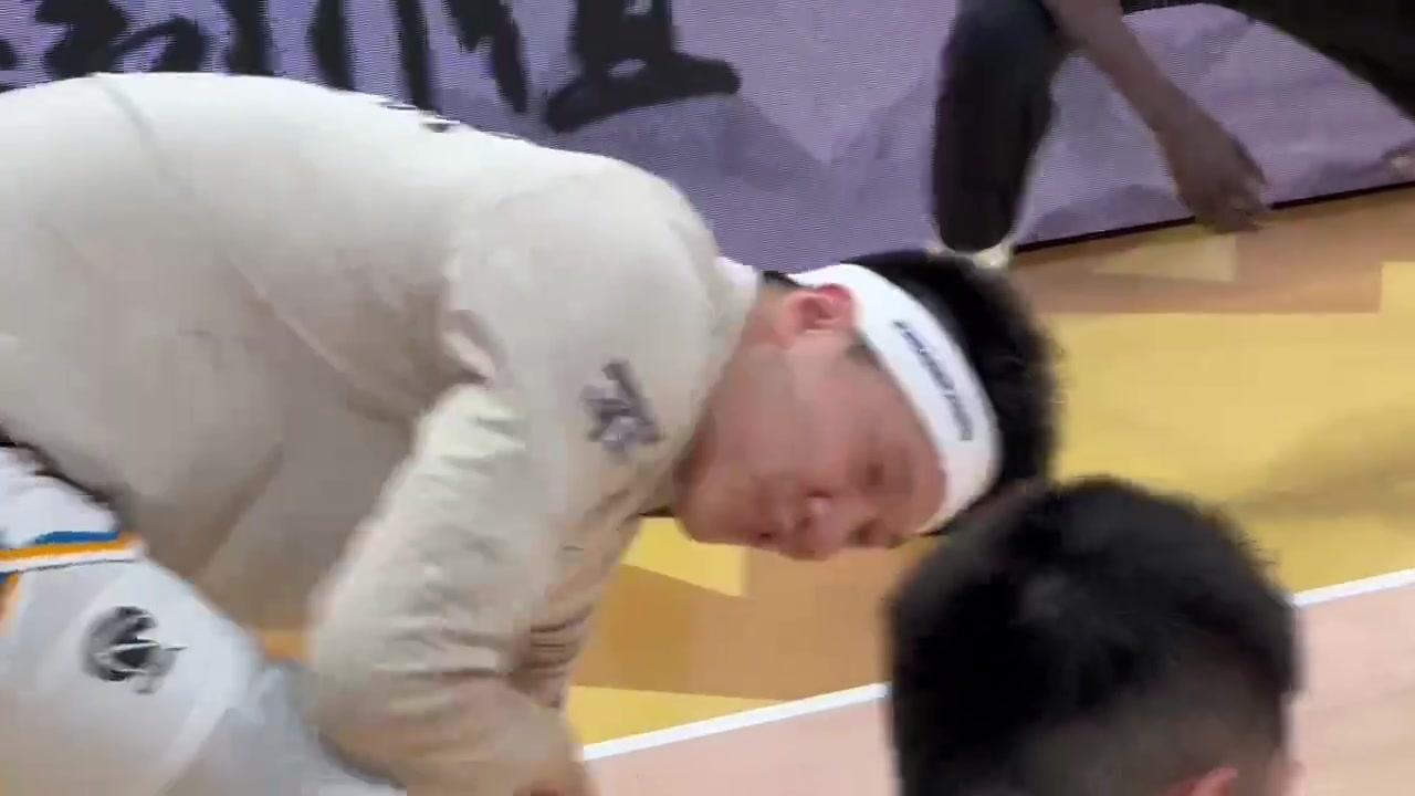 DB电子官网和兄弟一起战斗！雷蒙和奥莫特戴着“WE ARE FANBO”专属发带