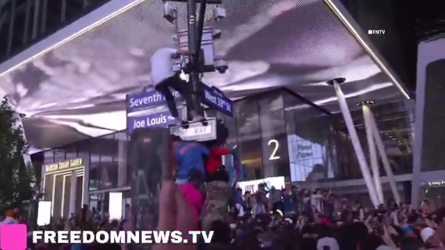 DG视讯官网平台😂部分尼克斯游街球迷因攀爬电线杆被捕 有人高举布伦森画像