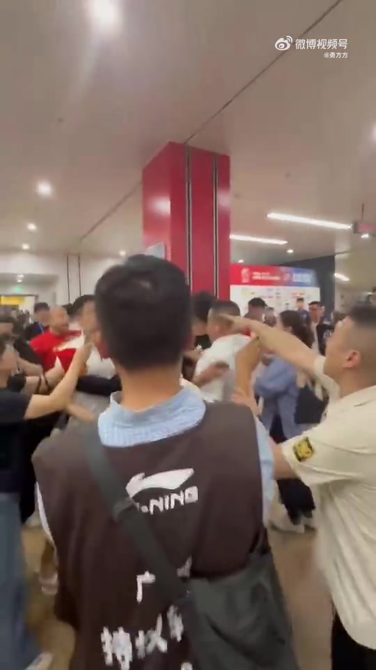 DB真人旗舰还有下集😯广厦光头球迷再次动手打掉手机踹飞上前理论的女记者