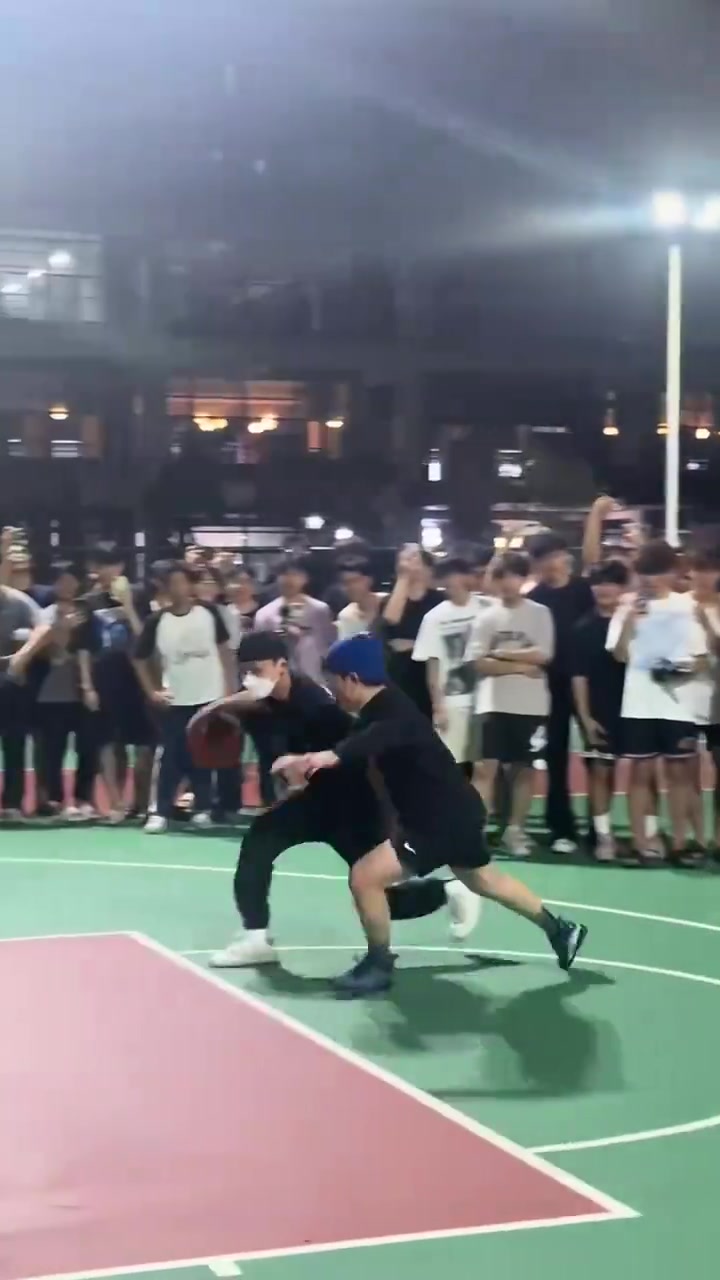 DB官网在线登录入口徐杰参加校园行活动单挑命中超远三分再秀熟悉“晚安安”庆祝🌙